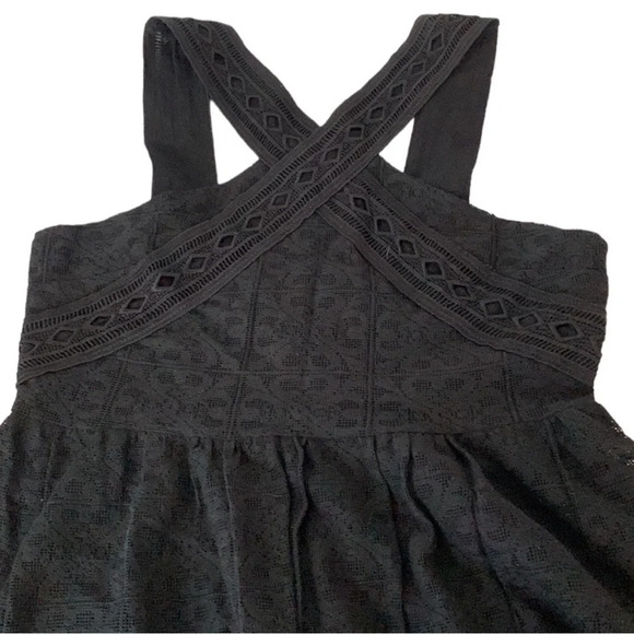 Stylish Black Dress with Lace Detail - Picture 7 of 16